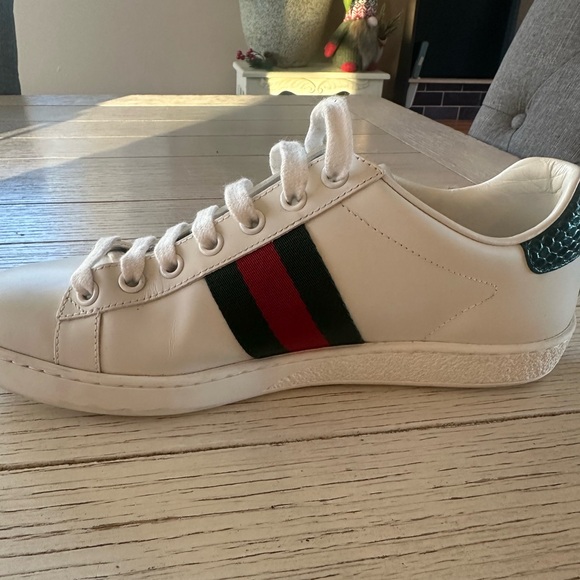 Women’s ace sneaker with bee, size 37/ 7 US - Picture 5 of 11